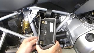 BMW R1200GS Batterie wechseln [upl. by Adaven]