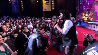 Arijit Singh gives a tribute to Shah Rukh Khan at 6th Royal Stag Mirchi Music Awards [upl. by Lyell]